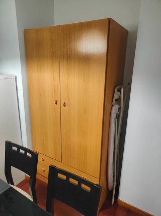 Armario de madera beige y marrón