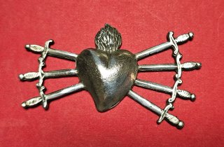 Cuore magistrale con coltelli
