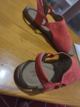 Sandalias Clarks Rojas y Beige