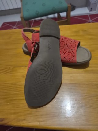 Sandalias Clarks Rojas y Beige