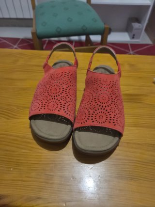 Sandalias Clarks Rojas y Beige