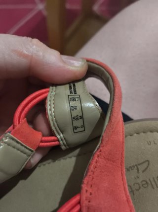 Sandalias Clarks Rojas y Beige