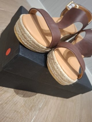 Sandalias cuña marrón y beige