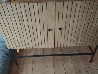 Aparador de madera y metal