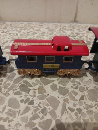 Tren de juguete con vagones