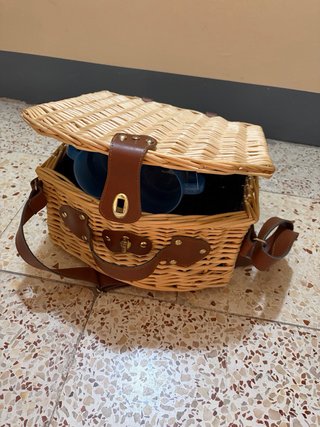 Cesta de picnic con accesorios