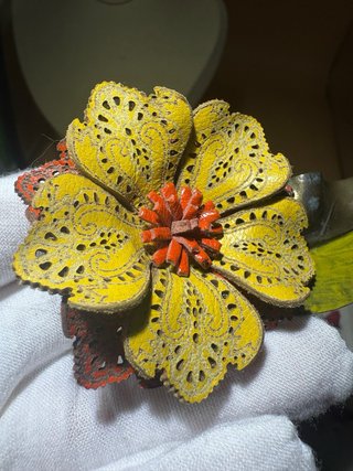Broche flor cuero vintage Claudine naranja amarill