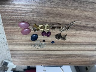 Lote de pendientes y abalorios