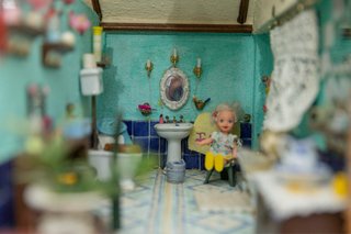 Casa de muñecas con iluminación