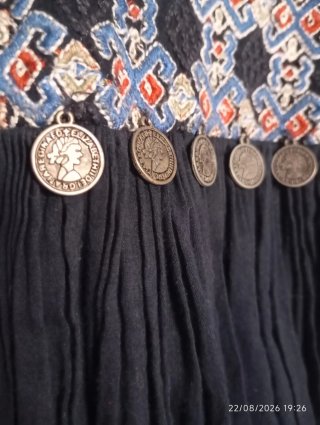Chaqueta Zara TRF bordada con monedas