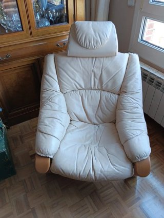 Sillón relax piel beige y madera estilo Escandinav