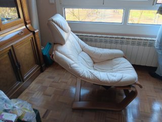 Sillón relax piel beige y madera estilo Escandinav