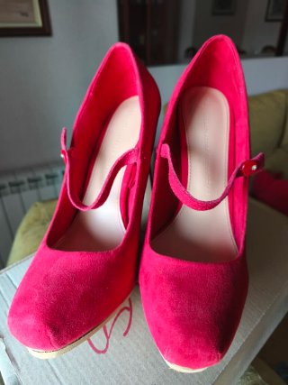 Zapatos de tacón rojos