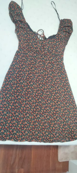 Vestido floral negro y rojo
