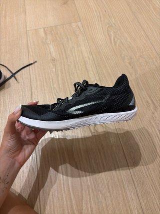 Clavos de atletismo negros