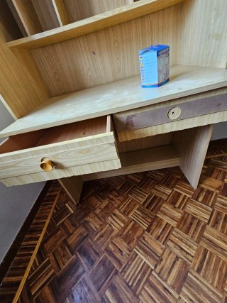 Escritorio de madera con estantería