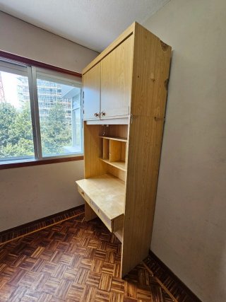 Escritorio de madera con estantería