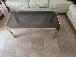 Mesa baja retro dorada y cristal ahumado