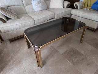 Mesa baja retro dorada y cristal ahumado