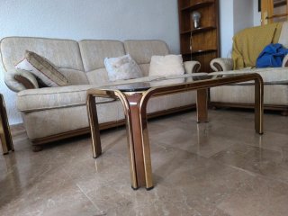 Mesa baja retro dorada y cristal ahumado