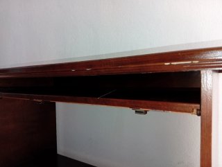 Scrivania in legno massiccio marrone