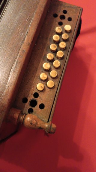 Fisarmonica d'epoca in legno
