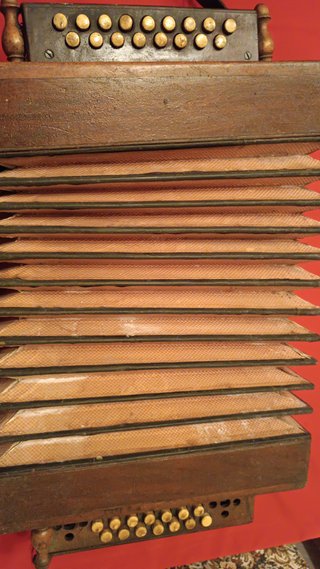 Fisarmonica d'epoca in legno