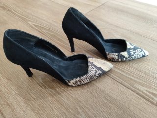 Zapatos de tacón piel serpiente y ante negro