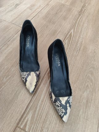 Zapatos de tacón piel serpiente y ante negro