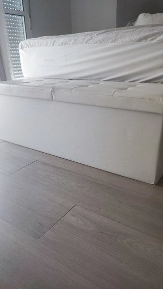 Baúl blanco cuero pies cama