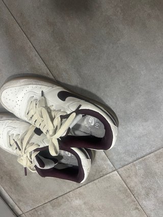 Zapatos Nike Blancos y Burdeos numero 39