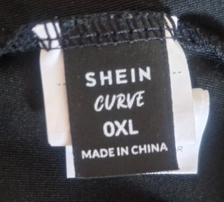 Camiseta sin mangas negra con letras en blanco.