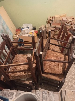 Sillas antiguas de madera y ratán