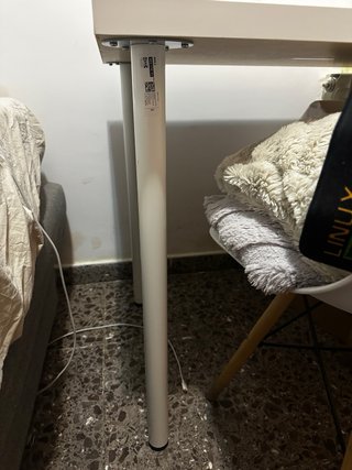 Mesa de escritorio blanca