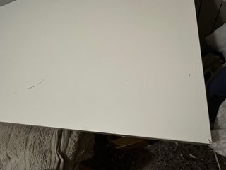 Mesa de escritorio blanca