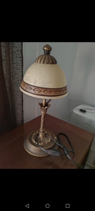 Lámpara de sobremesa dorada y beige