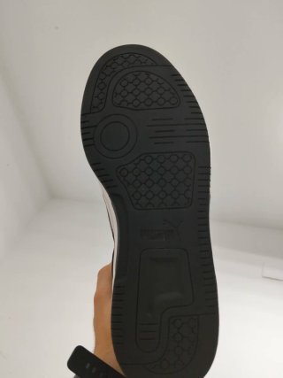 Zapatillas Puma Rebound Joy Negras y Blancas