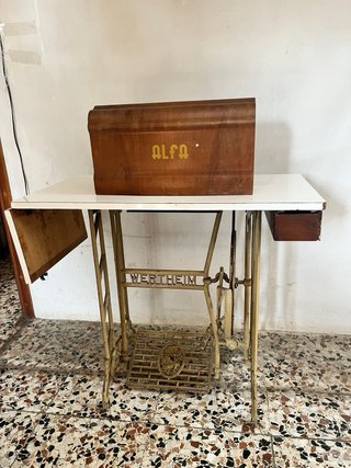 Máquina de coser a pedal Wertheim con mueble