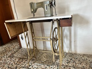 Máquina de coser a pedal Wertheim con mueble