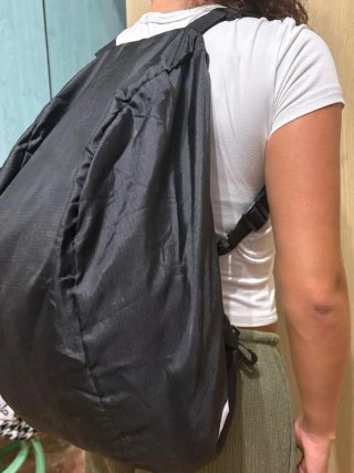 Bolsa de viaje negra con detalles rosas
