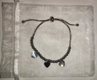 Pulsera ajustable con dijes de corazón