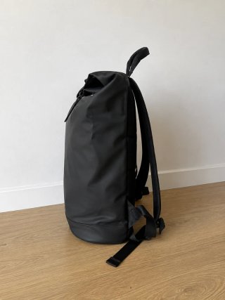 Mochila negra urbana impermeable con cierre enroll