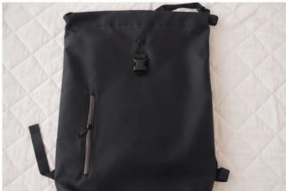 Mochila negra urbana impermeable con cierre enroll