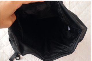 Mochila negra urbana impermeable con cierre enroll