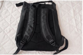 Mochila negra urbana impermeable con cierre enroll