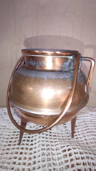 Olla de latón con patas