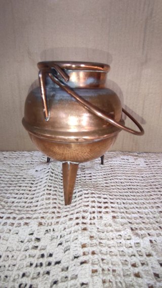 Olla de latón con patas