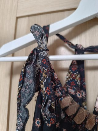 Mono estampado étnico con abalorios
