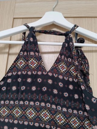 Mono estampado étnico con abalorios