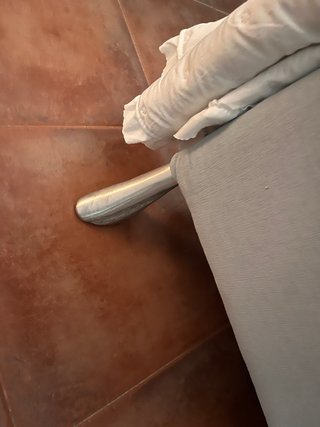 Cama recién tapizada verde azulado
